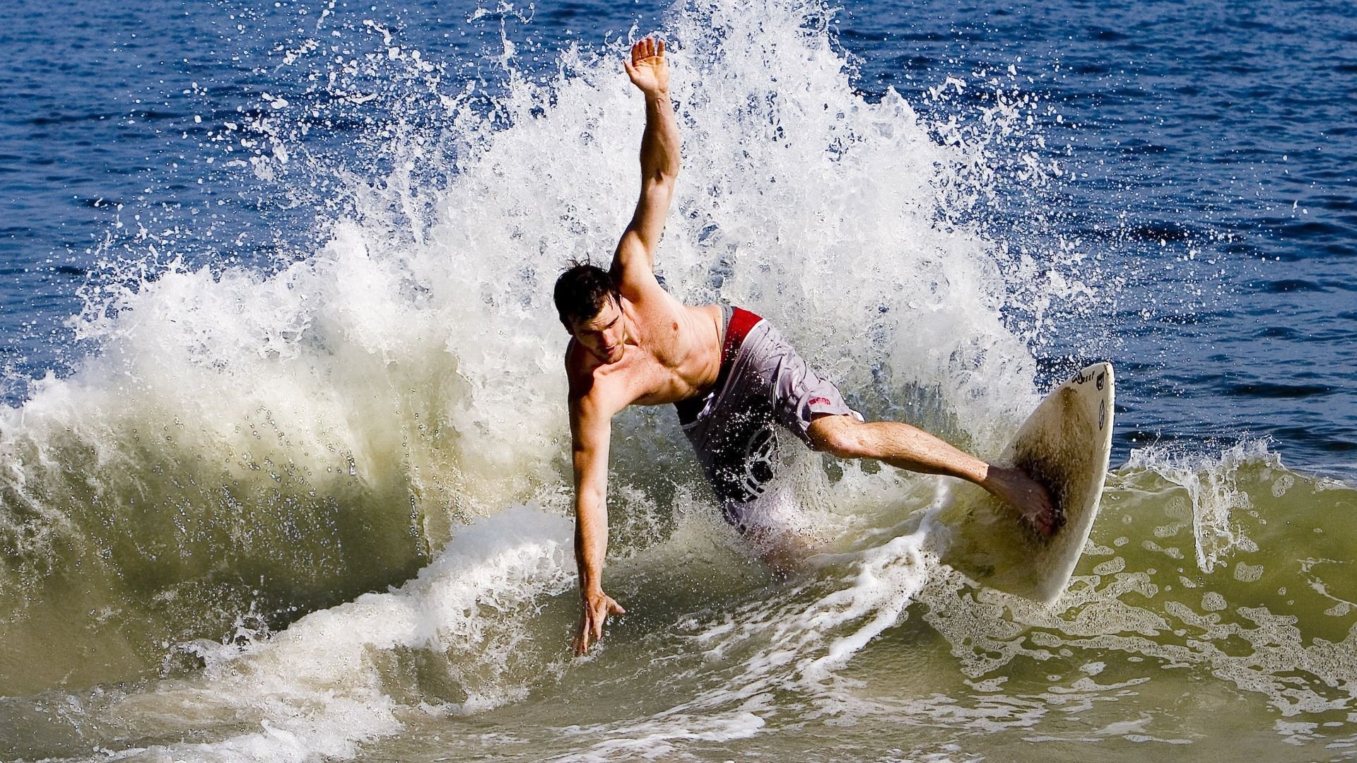 爱游戏体育官方网站-巴尔：以无与伦比的防守意识，他稳固了全黑队的中场防线，巴尔bugmf